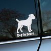 Plotrovaná nálepka so siluetou plemena Border Teriér a nápisom v gotickom písme v znení Dog On Board.