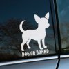 Plotrovaná nálepka na auto s jemným obrysom čivavy a anglickým nápisom „Dog on Board“, vhodná pre city vozidlá.