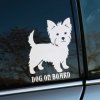 Plotrovaná nálepka na auto s obrysom jorkšírskeho teriéra a anglickým textom „Dog on Board“ pre štýlové vozidlá.