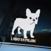 Plotrovaná nálepka na auto s ikonickou siluetou francúzskeho buldočka a nápisom „Labky na palube“, ideálna pre mestských milovníkov psov.