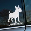 Plotrovaná nálepka na auto s obrysom bullteriéra a slovenským nápisom „Labky na palube“, vhodná pre majiteľov psov.