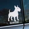 Plotrovaná nálepka na auto s obrysom bullteriéra a vlastným textom, ideálna na personalizované označenie vozidla.
