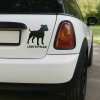 Plotrovaná nálepka na auto s mohutnou siluetou stafordšírskeho teriéra a nápisom „Labky na palube“, vhodná na označenie vozidla.