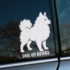 Plotrovaná nálepka na auto s obrysom nemeckého špica a anglickým textom „Dog on Board“, vhodná pre milovníkov plemena.