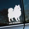Plotrovaná nálepka na auto s obrysom pomeriana a anglickým nápisom „Dog on Board“, vhodná pre štýlové mestské vozidlá.