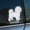 Plotrovaná nálepka na auto s dizajnom bichona a možnosťou pridať vlastný text podľa želania majiteľa.
