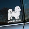 Plotrovaná nálepka na auto s obrysom havanského psíka a nápisom „Labky na palube“, ideálna pre milovníkov spoločenských plemien.