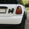 Plotrovaná nálepka na auto s jemným siluetovým motívom havanského psíka bez textu, elegantná a nenápadná.