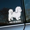 Plotrovaná nálepka na auto so siluetou havanského psíka a anglickým textom „Dog on Board“, vhodná pre rodinné vozidlá.