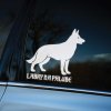 Plotrovaná nálepka na auto so siluetou nemeckého ovčiaka a výrazným nápisom „Labky na palube“, ideálna pre služobné aj civilné vozidlá.