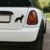 Plotrovaná nálepka na auto s dynamickou siluetou nemeckého ovčiaka bez textu, vhodná pre každého fanúšika tohto plemena.