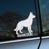 Plotrovaná nálepka na auto s motívom nemeckého ovčiaka a priestorom pre vlastný text, napríklad meno psa alebo výstrahu.