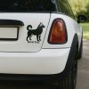 Plotrovaná nálepka na auto s dizajnom malamuta a možnosťou pridať vlastný text podľa preferencií majiteľa.