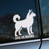 Plotrovaná nálepka na auto s obrysom malamuta a anglickým textom „Dog on Board“, vhodná pre milovníkov severských plemien.