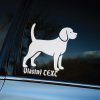 Plotrovaná nálepka na auto s veselým siluetovým motívom bígla a anglickým textom „Dog on Board“.