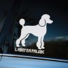 Plotrovaná nálepka na auto s elegantnou siluetou pudla a slovenským nápisom „Labky na palube“, ideálna pre milovníkov štýlových psov.