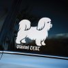 Plotrovaná nálepka na auto s motívom shih-tzu a možnosťou doplniť vlastný text podľa želania majiteľa.