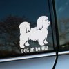 Plotrovaná nálepka na auto s roztomilým obrysom shih-tzu a anglickým textom „Dog on Board“, vhodná pre mestské autá.