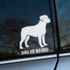 Plotrovaná nálepka na auto s mohutným obrysom rotvajlera a anglickým textom „Dog on Board“, ideálna pre ochranné vozidlá.