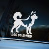 Plotrovaná nálepka na auto s dynamickým obrysom huskyho a anglickým textom „Dog on Board“, vhodná pre dobrodružné typy.
