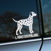 Plotrovaná nálepka na auto s elegantnou siluetou dalmatínca a nápisom „Labky na palube“, ideálna pre rodinné vozidlá.