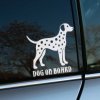 Plotrovaná nálepka na auto s obrysom dalmatínca a anglickým textom „Dog on Board“, vhodná pre milovníkov klasiky.
