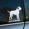 Plotrovaná nálepka na auto zobrazujúca anglického mastifa s textom „Dog on Board“, vhodná na zadné sklo vozidla.