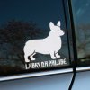Plotrovaná nálepka na auto s roztomilou siluetou welsh corgiho a nápisom „Labky na palube“, ideálna pre nízkeho, no energického spoločníka.