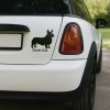 Plotrovaná nálepka na auto s motívom welsh corgiho a priestorom pre vlastný text, ako je meno psa či vtipná hláška.