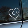 Plotrovaná nálepka na auto s obrysom psiej hlavy vsadenej do tvaru srdca, ideálna pre milovníkov psov.