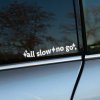 Plotrovaná nálepka na auto s nápisom „all slow no go“ doplneným o ozdobné hviezdičky v retro štýle.