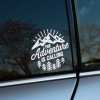Plotrovaná nálepka na auto s motívom hôr, stromov a textom „The adventure is calling“ v dobrodružnom outdoor štýle.