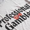 Potlač na tričku s nápisom „Professional Gambler“ v čiernom písmene a červenými kockami. Biele tričko s potlačou.