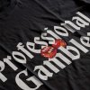 Potlač na tričku s nápisom „Professional Gambler“ doplneným o dve červené kocky v 3D štýle. Čierny textil.