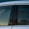 Plotrovaná nálepka na auto s jemne rozšíreným vzorom včelej plástve, navrhnutá na B-stĺpik medzi dverami.