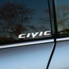 Plotrovaná nálepka na auto s originálnym logom Honda Civic 8. generácie, šikmé futuristické písmo s dynamickým výrazom.