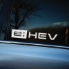 Plotrovaná nálepka na auto s logom „e:HEV“, originálny hybridný označník Honda modelov s elektrifikovaným pohonom.