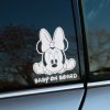 Plotrovaná nálepka na auto s postavičkou baby Minnie Mouse a nápisom „Baby on board“, hravý dizajn pre rodičov.