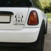 Plotrovaná nálepka na auto s motívom baby Minnie Mouse a textom „Dieťa v aute“, roztomilý dizajn pre bezpečnú jazdu s deťmi.