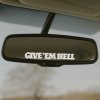 Plotrovaná nálepka s textom „GIVE ’EM HELL“ v gotickom štýle, určená na spätné zrkadlo alebo vnútorné sklo auta.