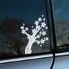Plotrovaná nálepka na auto so stromom sakury v rozkvete, s jemne padajúcimi kvetmi v elegantnom japonskom štýle.