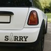 Plotrovaná nálepka s nápisom SORRY, kde písmeno O tvorí kreslená ruka s prostredníkom vztýčeným nahor v satirickom dizajne.