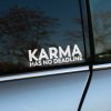 Plotrovaná nálepka na auto s textom „Karma has no deadline“, motivačný nápis pre originálne a výrazné označenie vozidla.