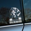 Plotrovaná nálepka na auto s motívom jazvečíka a textom DOG ON BOARD, praktické a štýlové upozornenie pre psíčkarov.