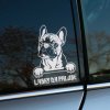 Plotrovaná nálepka na auto s motívom buldočka a textom LABKY NA PALUBE, originálny doplnok pre milovníkov psov.