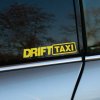 Plotrovaná nálepka na auto s nápisom DRIFT TAXI v odvážnom štýle, ideálna pre driftové vozidlá a tuningových nadšencov.