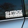 Plotrovaná nálepka na auto s textom SHITBOX edition, vtipný a štýlový doplnok pre majiteľov starších či upravených áut.
