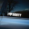 Plotrovaná nálepka na auto s textom I ❤️ BOOTY a srdcovým symbolom, vtipný a originálny doplnok pre tuningových nadšencov.