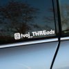 Plotrovaná nálepka na auto s menom účtu Threads a ikonou, jednoduchý a štýlový doplnok na propagáciu profilu.