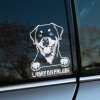 Plotrovaná nálepka rottweiler s labkami a nápisom „Labky na palube“, výrazný motív ideálny ako nálepka na auto pre psíčkarov.